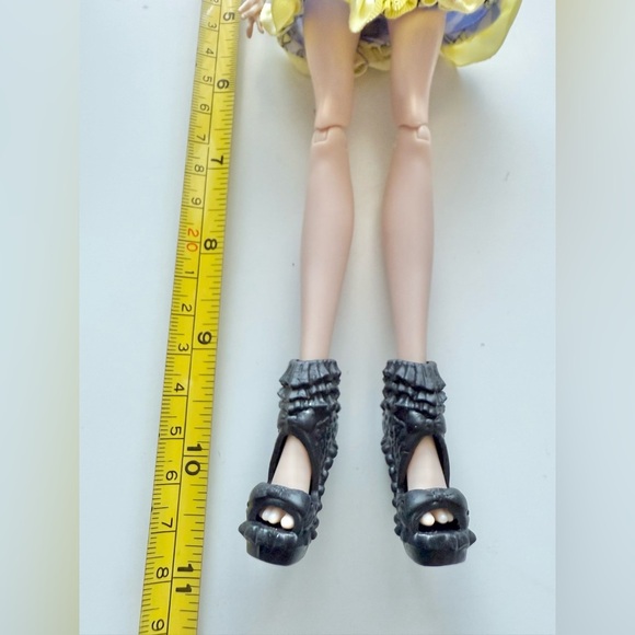 Ever After High Blondie Lockes Doll - Picture 3 of 4